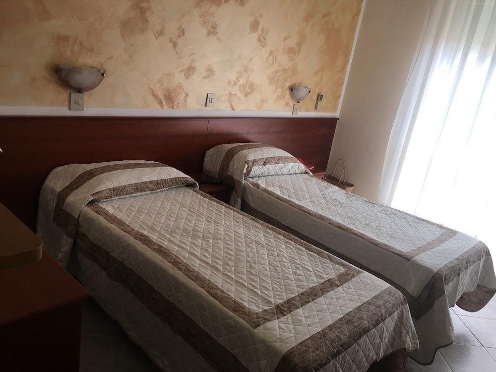 Hotel Capri Diano Marina Buitenkant foto